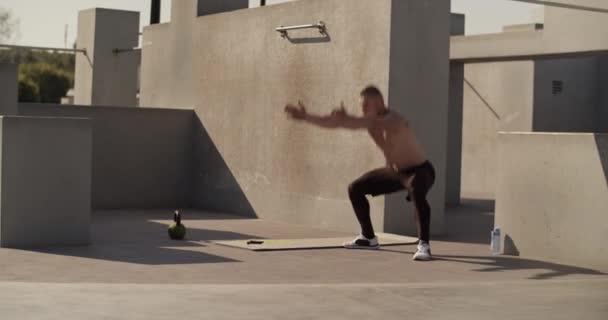 Shirtless Athlete Doing Squat Thrusts Concrete Walls Street — ストック動画