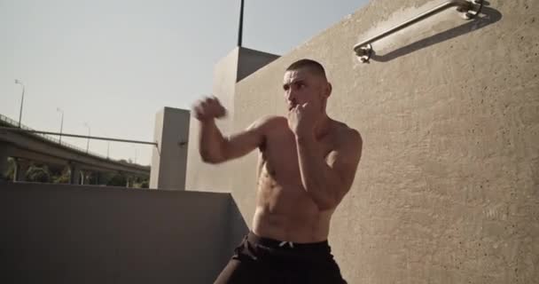 Безрубашечный Спортсмен Пробивает Воздух Время Тренировки Боксу Улице — стоковое видео