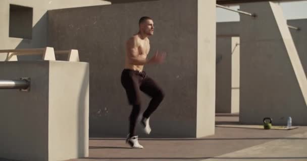 Strong Sportsman Running Spot Concrete Building City Street — стоковое видео