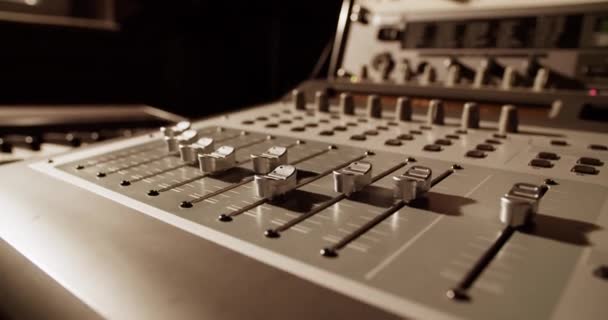 Kayıt Stüdyosundaki Ses Panelinin Düğmeleri Kolları — Stok video