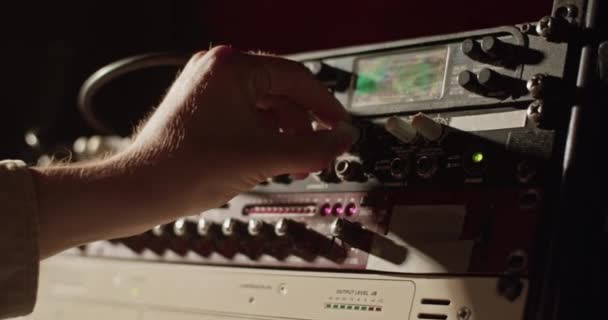 Man Turning Controls Amplifier Work Recording Studio — ストック動画
