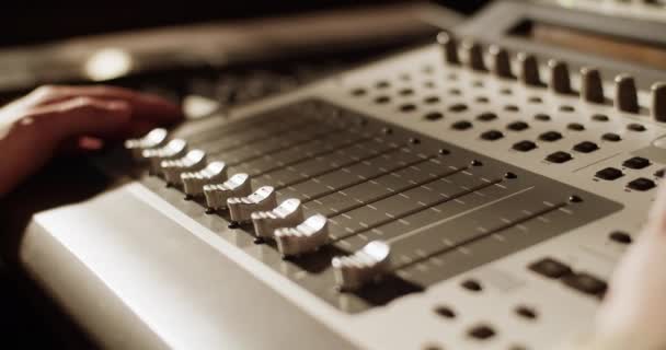 Cropped Man Adjusting Controls Soundboard Recording Studio — Αρχείο Βίντεο