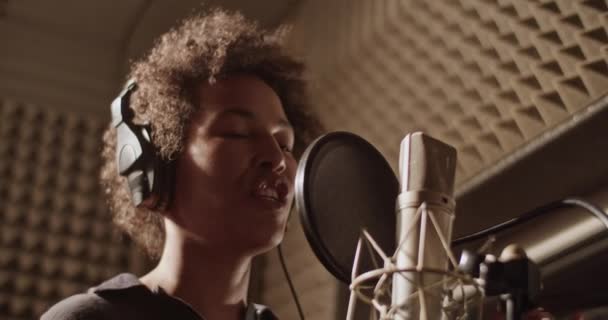 Cheerful Black Singer Gesticulating Singing Recording Studio — Stock video