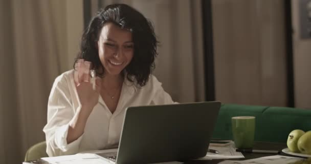 Positive Female Entrepreneur White Blouse Waving Hand Smiling Speaking Online — Vídeos de Stock