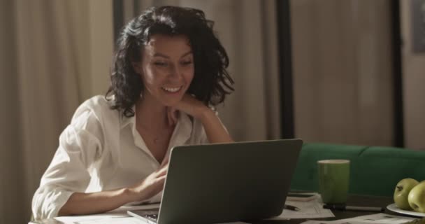Positive Female Entrepreneur White Blouse Waving Hand Smiling Speaking Online — Stockvideo