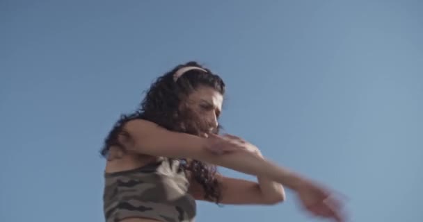 Ручний Знімок Молодої Брюнетки Бездротових Навушниках Дивляться Виконують Сучасний Танець — стокове відео