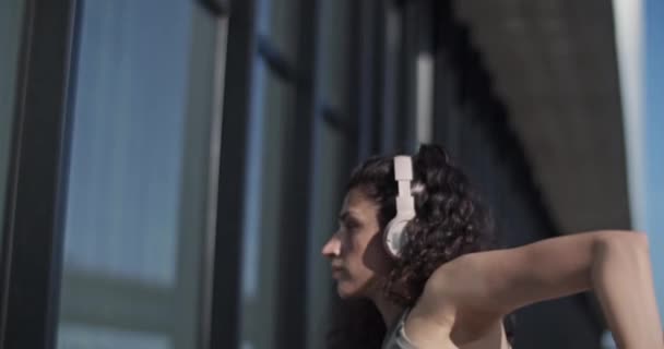 Prise Vue Faible Angle Jeune Danseuse Regardant Mur Verre Bâtiment — Video