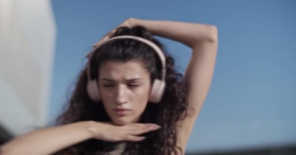 Foto Tangan Wanita Muda Dengan Rambut Gelap Bergelombang Mendengarkan Musik — Stok Video