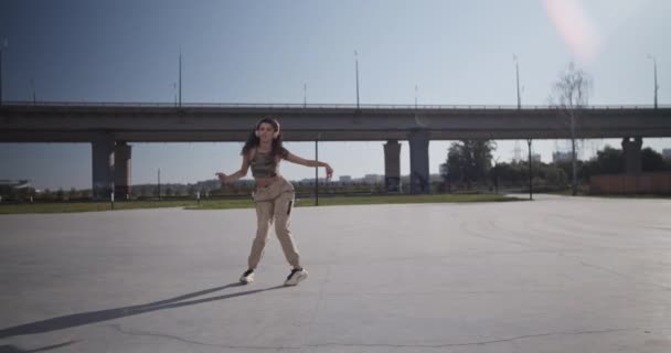 Captura Mano Cuerpo Completo Joven Bailarina Escuchando Música Moviéndose Con — Vídeo de stock