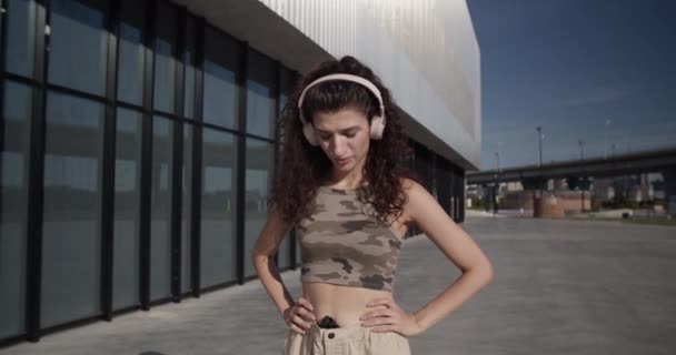Vista Panorámica Mujer Joven Agotada Con Ropa Casual Auriculares Inalámbricos — Vídeos de Stock