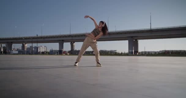 Pan Torno Vista Corpo Inteiro Flexível Jovem Dançarino Roupas Casuais — Vídeo de Stock