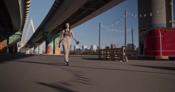 Güneşli Bir Sabahta Şehir Caddesinde Modern Köprünün Altında Bir Şişe — Stok video