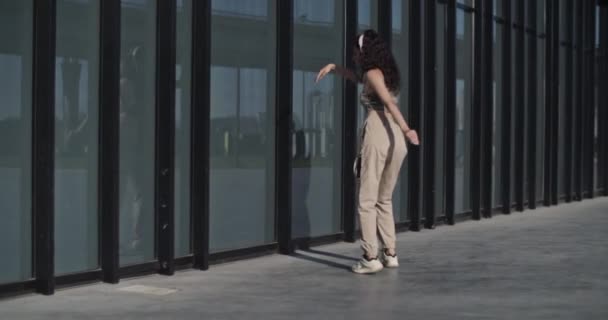 Prise Vue Main Une Femme Corps Entier Vêtements Élégants Regardant — Video