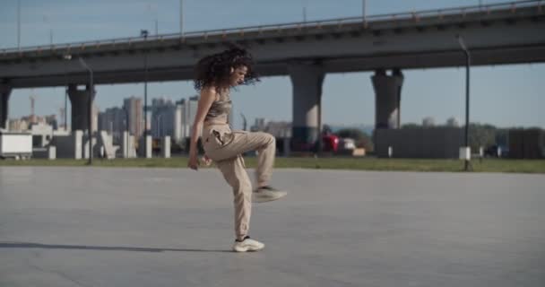 Handhållen Bild Helkroppskvinna Eleganta Kläder Utför Modern Hip Hop Dans — Stockvideo