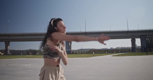 Moda Kıyafetleri Kablosuz Kulaklıklar Takmış Müzik Dinleyip Hafta Sonu Bulutsuz — Stok video