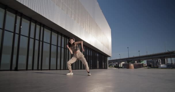 Prise Vue Statique Jeune Danseur Corps Entier Vêtements Décontractés Écoutant — Video