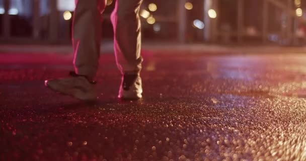 Kézi Felvétel Névtelen Táncosról Alkalmi Nadrágban Tornacipőben Ahogy Nedves Aszfaltra — Stock videók