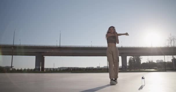 Genç Dansçı Şehir Sokaklarında Dans Etmeden Önce Isınıyor — Stok video