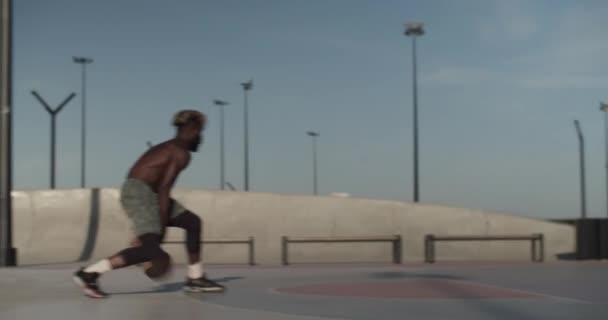 Tracking Shot African American Sportsman Naked Torso Doing Basketball Freestyle — Vídeos de Stock