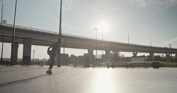 Tracking Shot Van Shirtloze Zwarte Sportman Rennen Dribbelen Dan Springen — Stockvideo