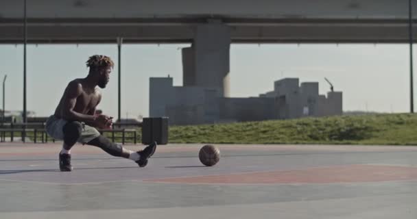 Low Angle Handheld Shot Shirtless African American Athlete Doing Side — Stock Video