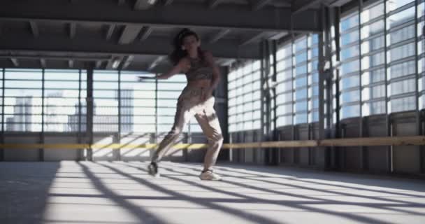 Statische Opname Van Jonge Vrouwelijke Danser Bewegende Armen Draaien Rond — Stockvideo