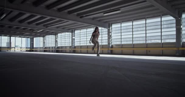 Статический Снимок Гибкой Танцовщицы Повседневной Одежде Выступающей Против Окна Освещенном — стоковое видео