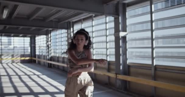 Genç Bir Kadının Kablosuz Kulaklıkla Müzik Dinlemesini Gündüz Vakti Güneşli — Stok video