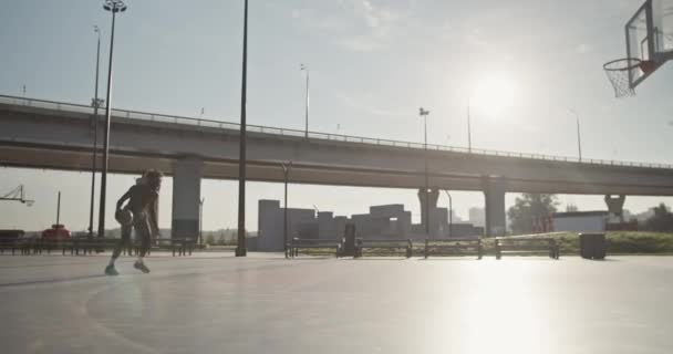 Afrikalı Amerikalı Erkek Sporcu Basketbol Serbest Stil Numaraları Yapıyor Sonra — Stok video