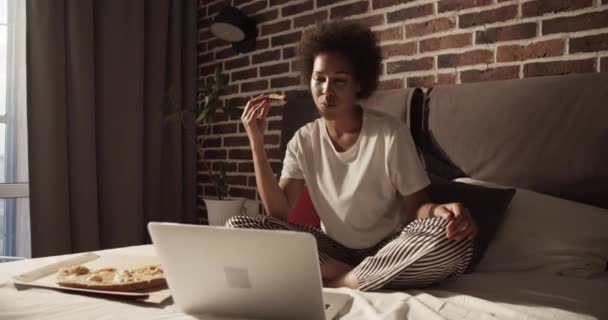 African American Woman Eating Delivery Pizza Watching Film Netbook — Stock Video