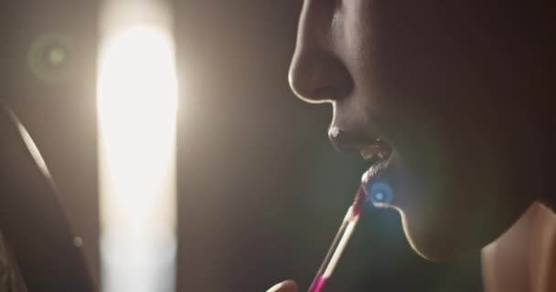 Bllack Femme Regardant Dans Miroir Maculant Rouge Lèvres Sur Les — Video