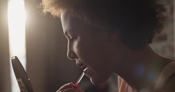 Handgehaltene Aufnahme Einer Schwarzen Frau Mit Lockigem Haar Die Den — Stockvideo