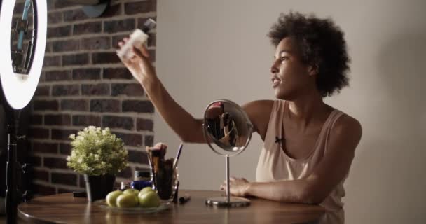 African American Beauty Vlogger Penyemprotan Lotion Wajah Rumah — Stok Video