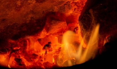 Ateş kömürü, ateş ve ateş dilleriyle kızıla boyandı.