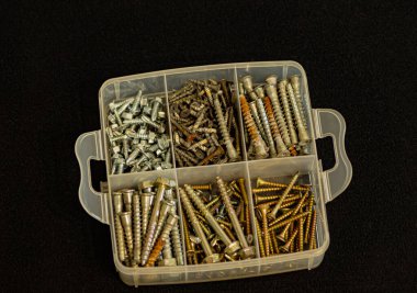 Birçok kendi kendine dokunan vida kutularda bölümler halinde istiflenmiş