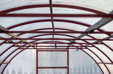 Seranın çatısı ve pencereli metal yapılar.