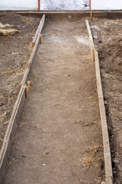 Sıcak bir serada toprak yolu.