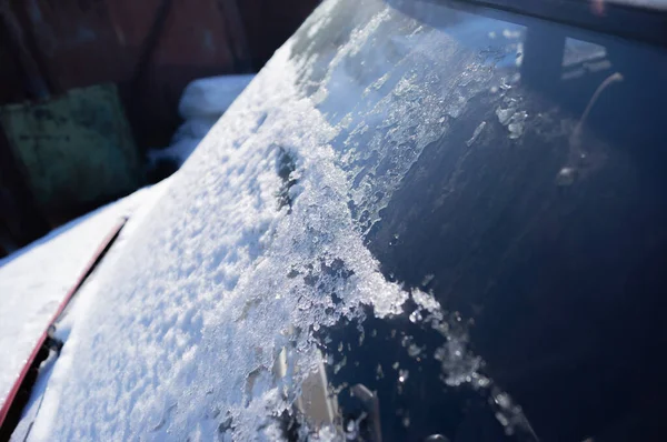 겨울철 자동차 앞 유리에 쌓인 눈 — 스톡 사진