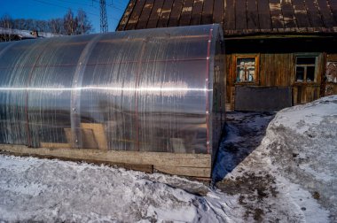 Bahçede sera Kışın karda