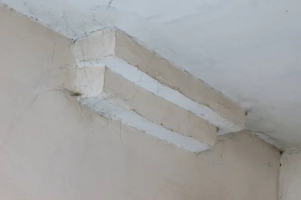 Белая пыльная белая стена с паутиной — стоковое фото