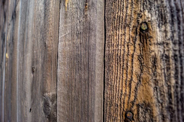 Tahta dokular, güneş ışınları ve çekiç gibi çiviler.