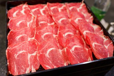 Et siyah bir tepside dizilmiştir..