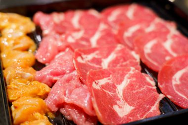 Et siyah bir tepside dizilmiştir..