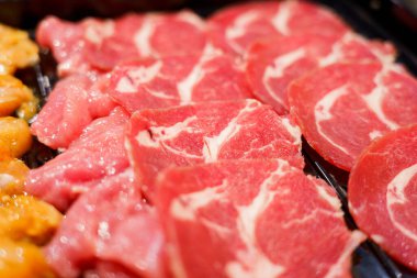 Et siyah bir tepside dizilmiştir..