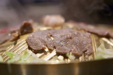 Pirinç tavada et kızartılıyor..