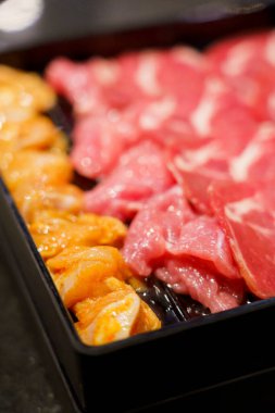 Et siyah bir tepside dizilmiştir..