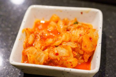 Beyaz tepside kimchi.