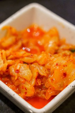 Beyaz tepside kimchi.