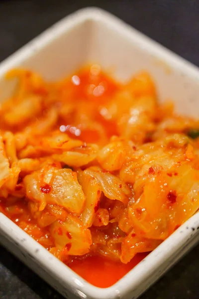 Beyaz tepside kimchi.