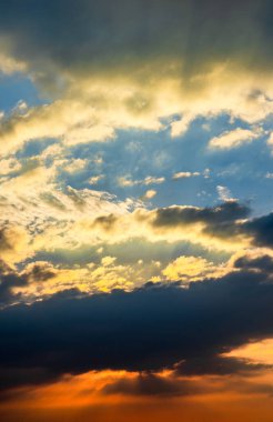 Akşam gökyüzü ve gün batımında renkli bulutlar